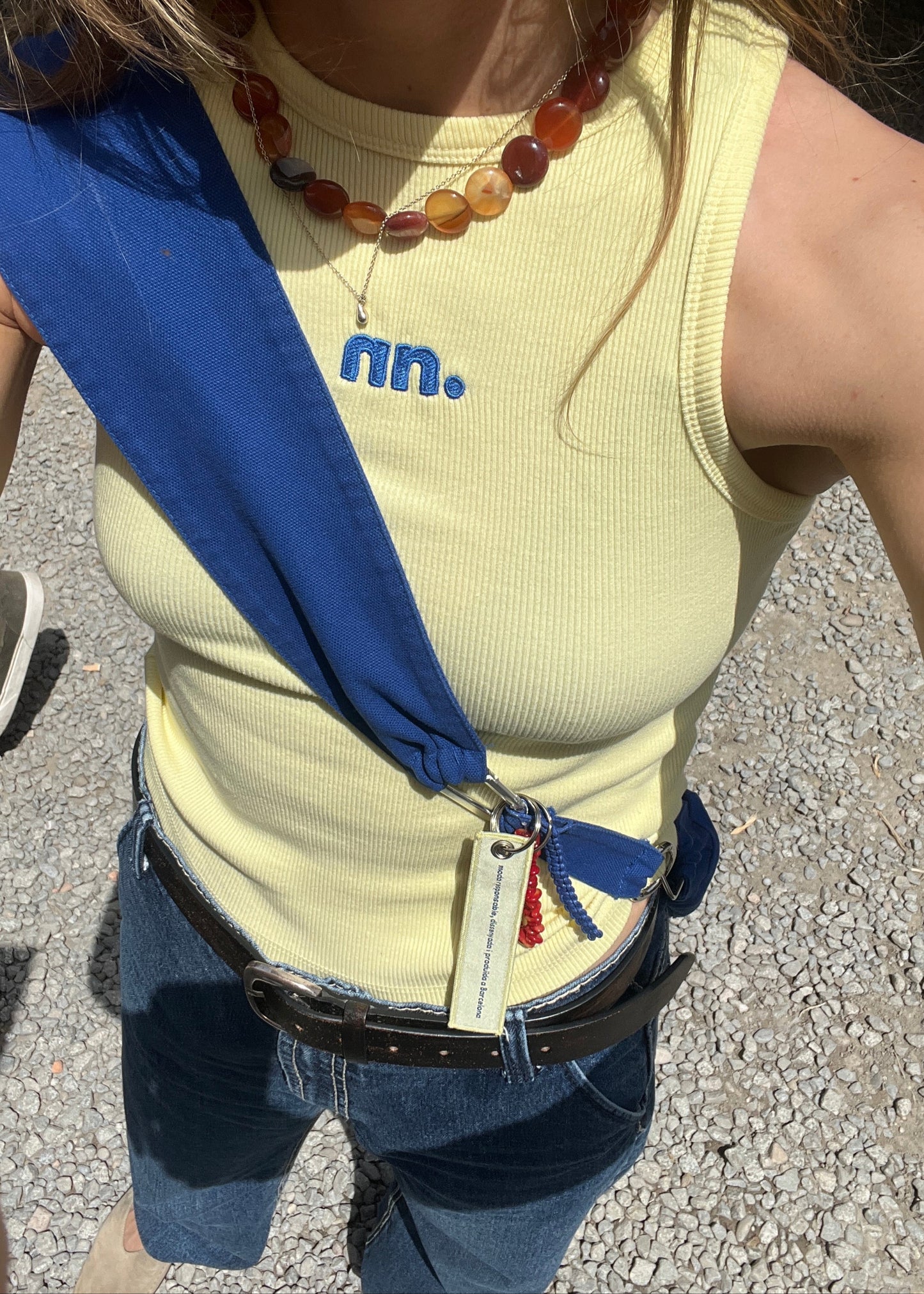 Tank top amarillo butter con modelo y bolso a juego