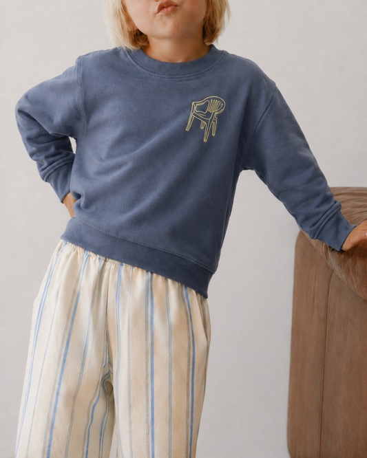 Modelo con sudadera azul de niño la silla del verano