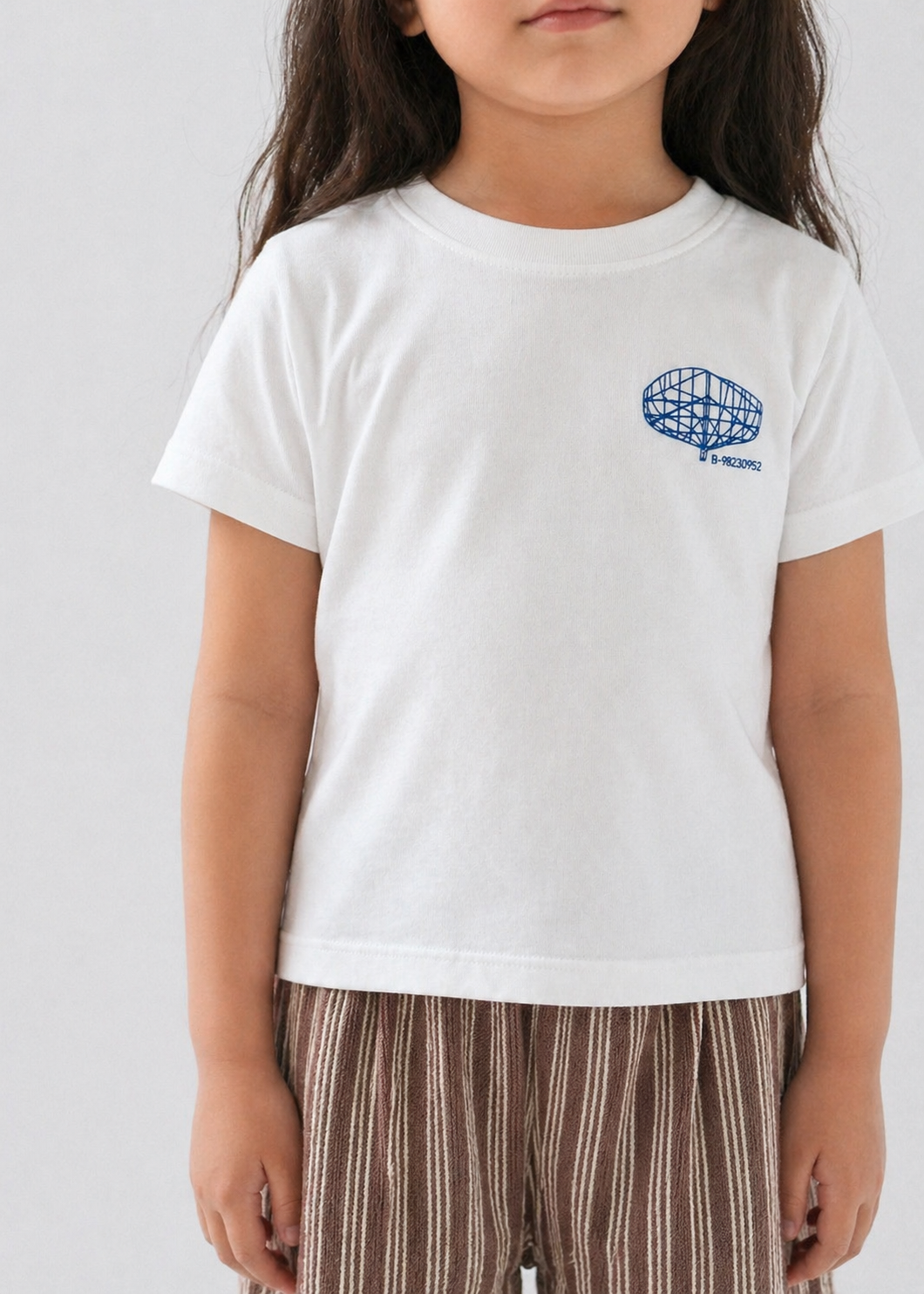 Modelo con camiseta de chica, diseño Lincador bordado en el pecho