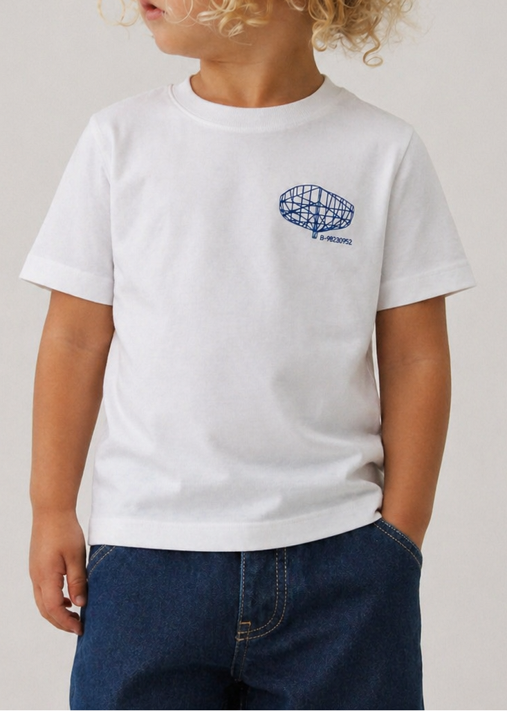 Modelo con camiseta con bordado en el pecho. Barco Lincador