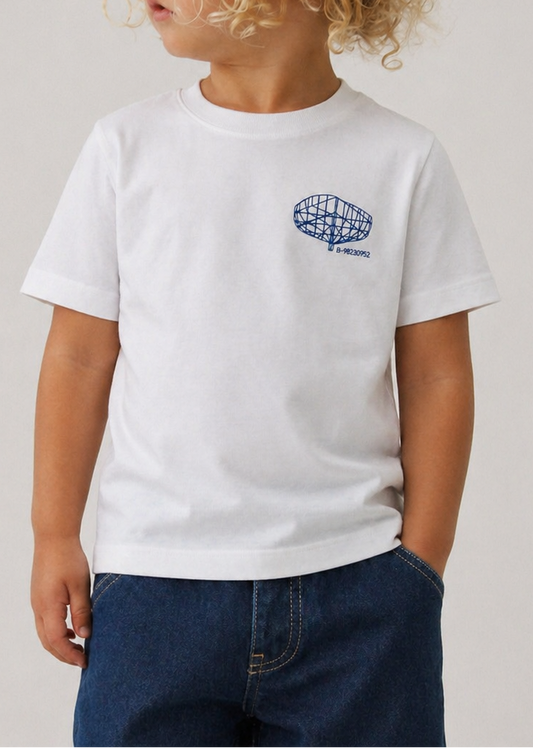 Modelo con camiseta con bordado en el pecho. Barco Lincador