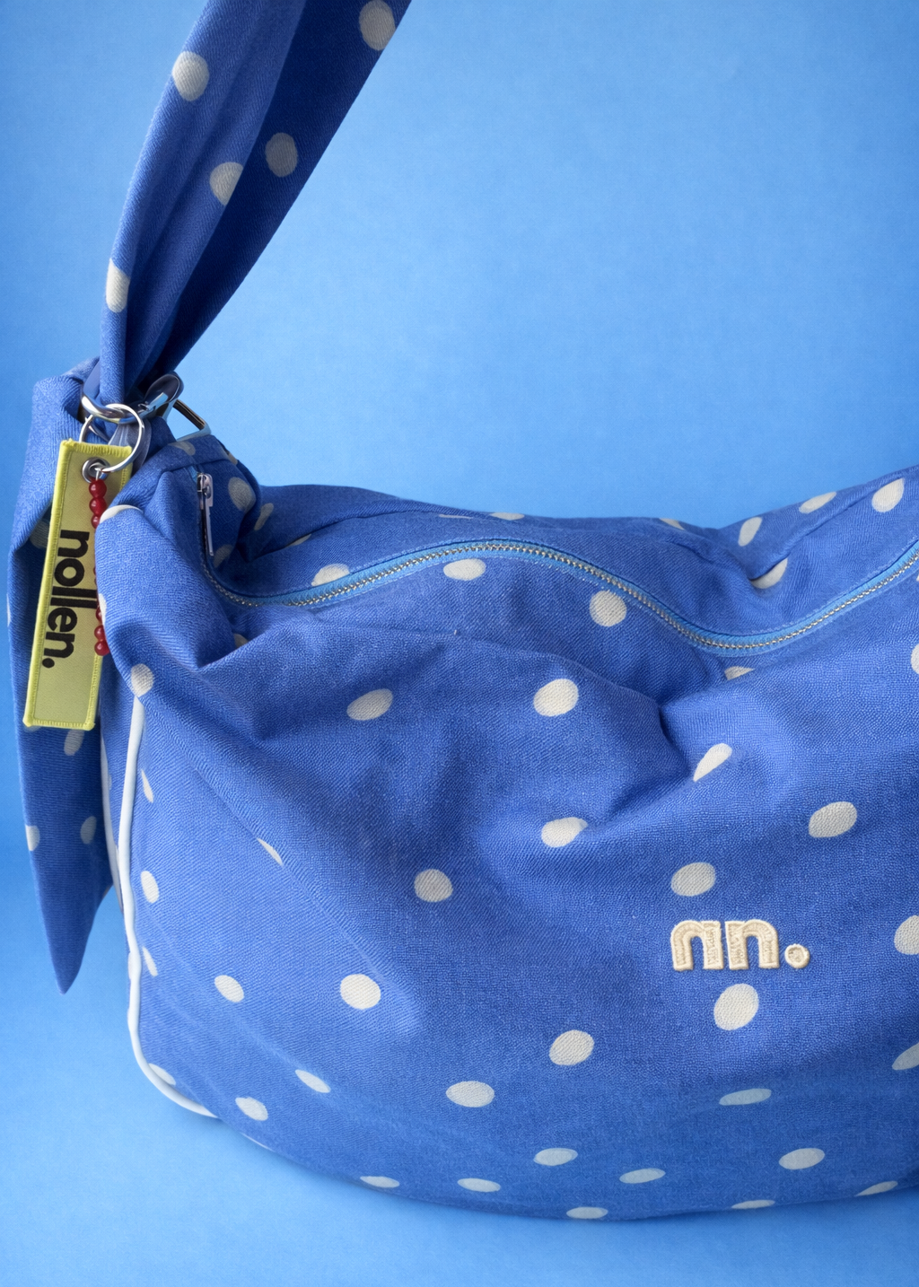Detalle cremallera bolso grande azul lunares