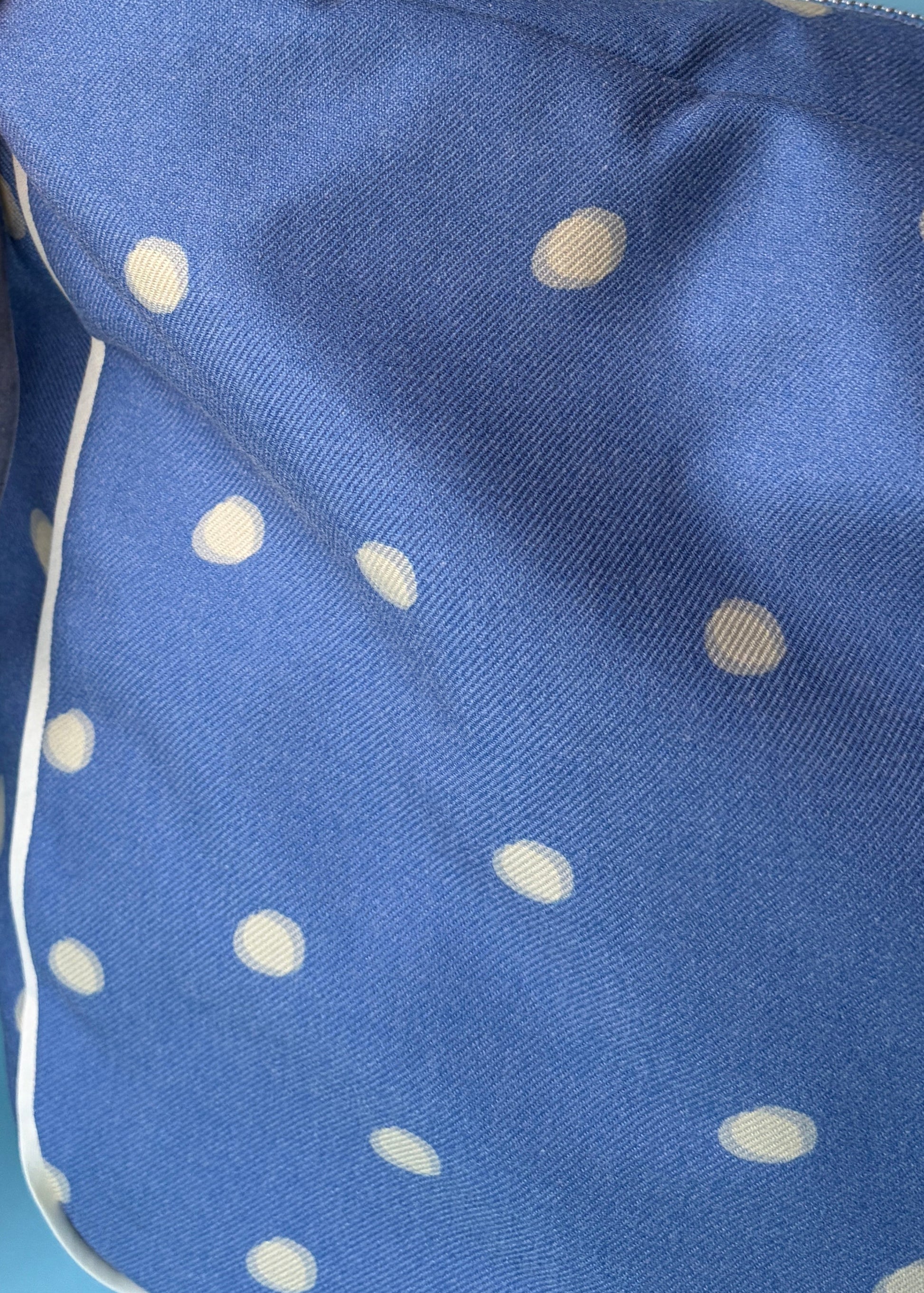 Detalle topos amarillos maxi bolso azul lunares
