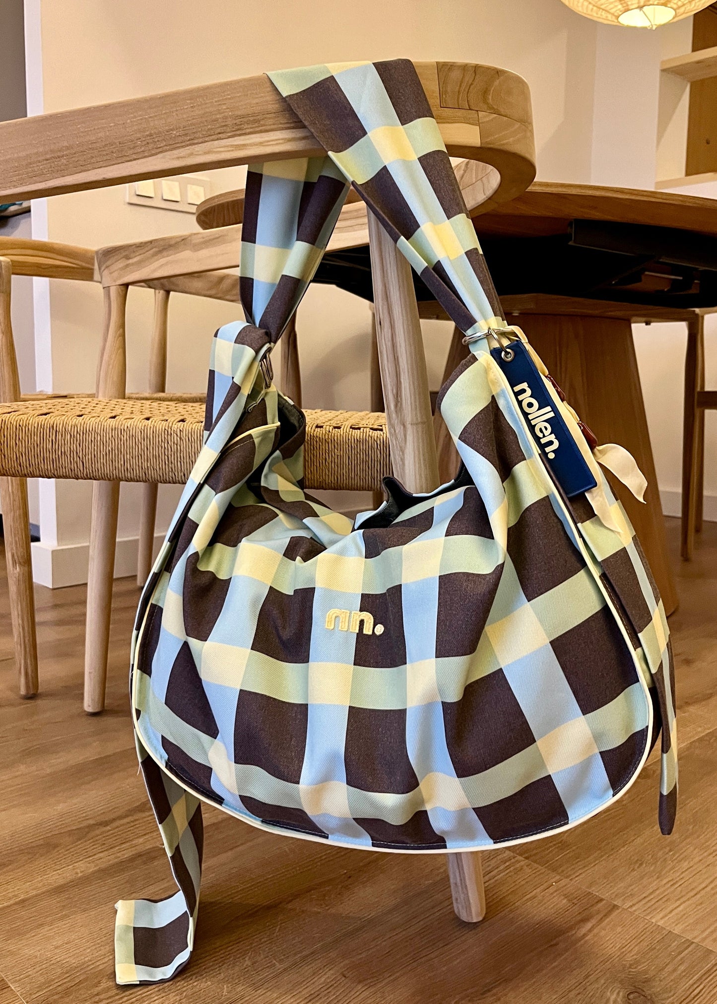 Maxi bolso cuadros marron azul y amarillo con correa ajustable