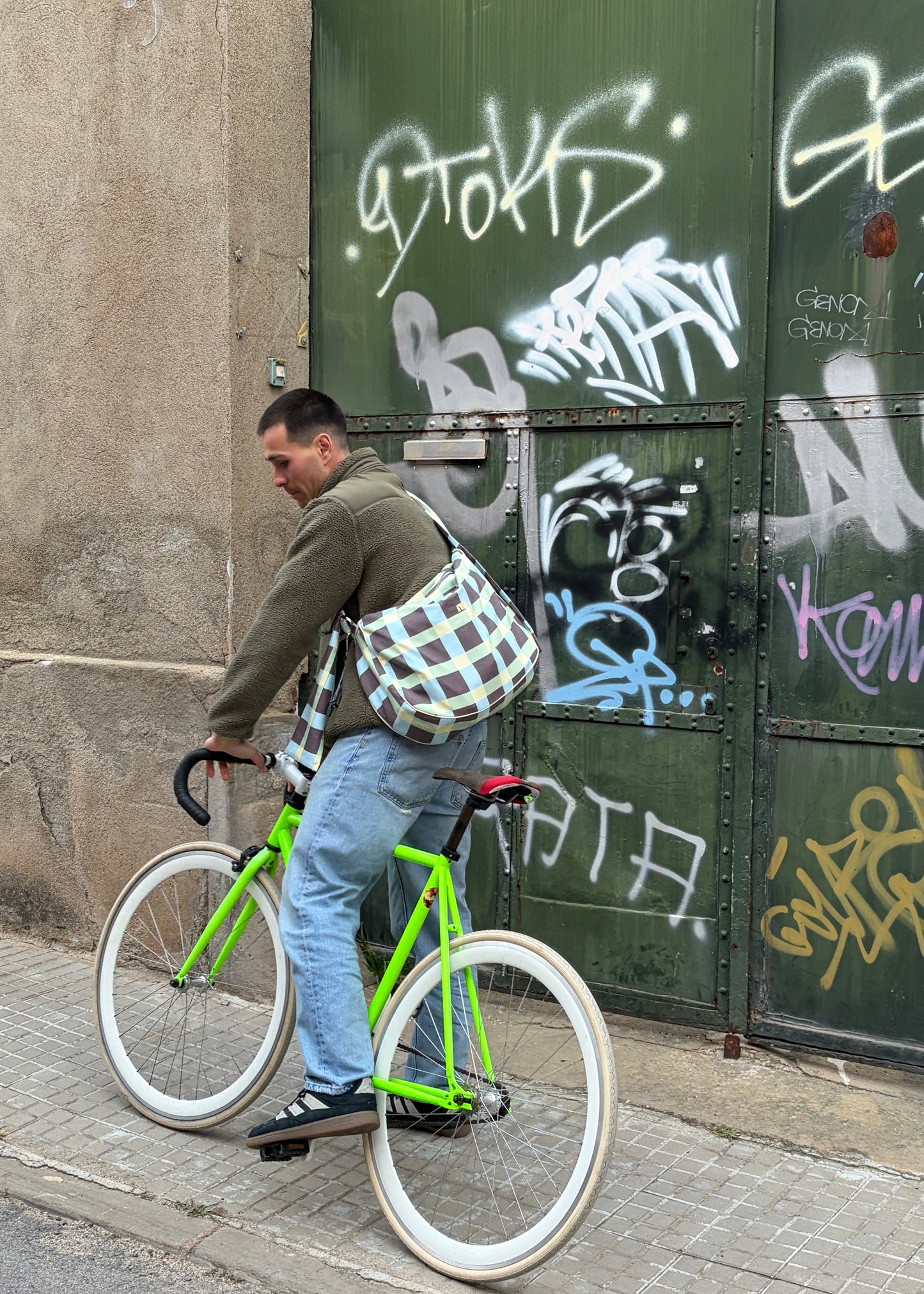 Modelo con bicicleta maxi bolso cruzado espalda color marron amarillo y azul