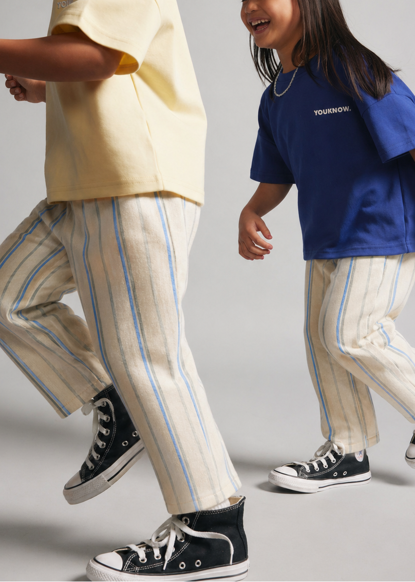 Modelos niños con pantalón balloon amarillo a rayas
