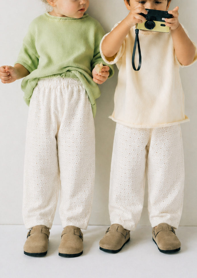 Modelos niño y niña con pantalón balloon blancos con bordado flores