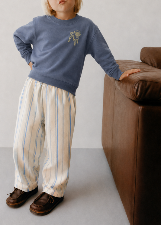 Modelo niño con pantalón balloon amarillo rayas