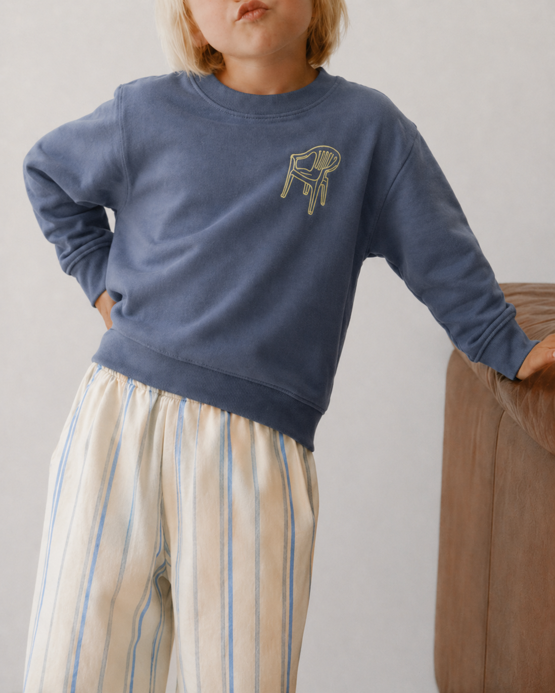 Modelo con sudadera azul de niño la silla del verano