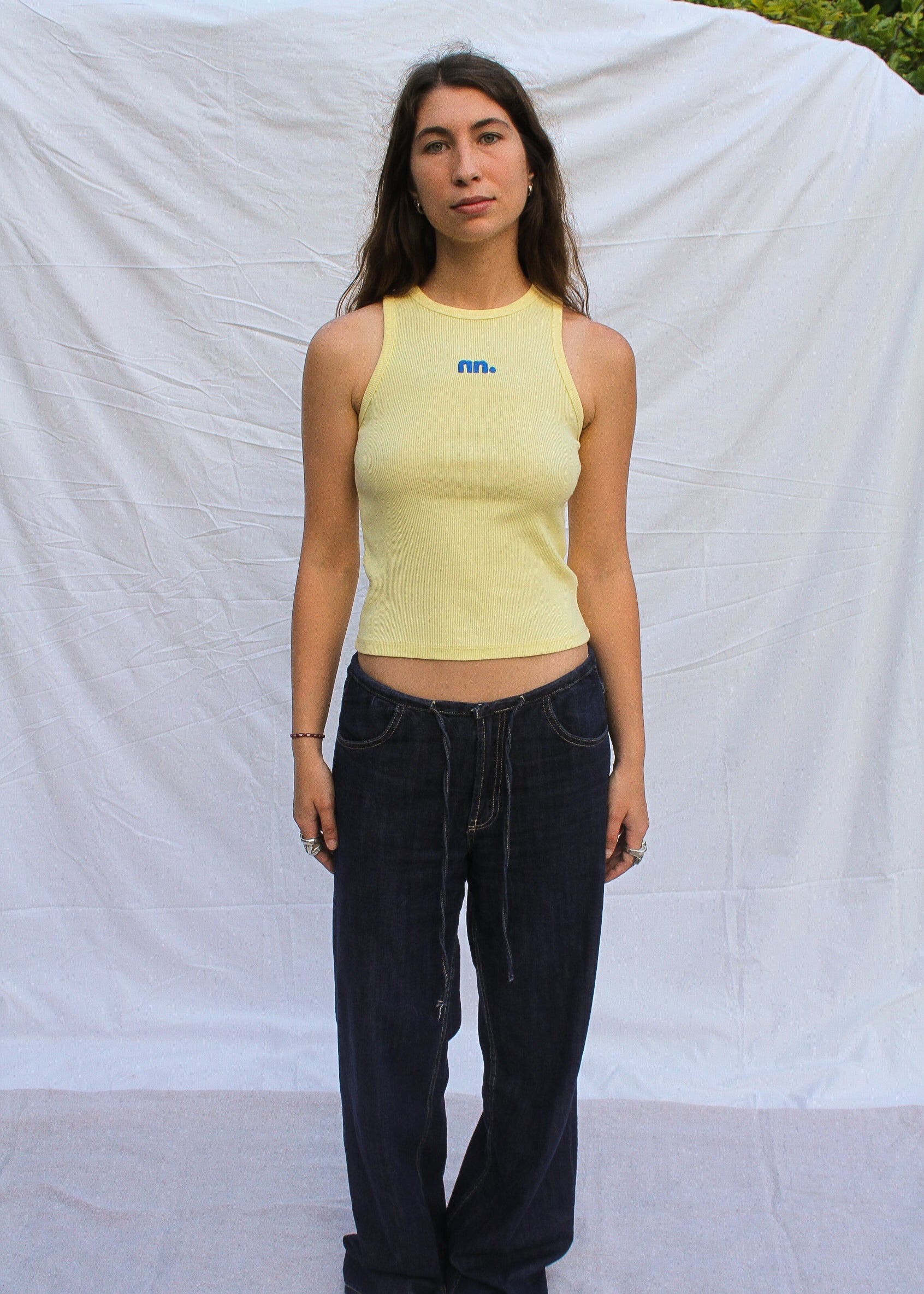 modelo con tank top bicolor ajustado de verano