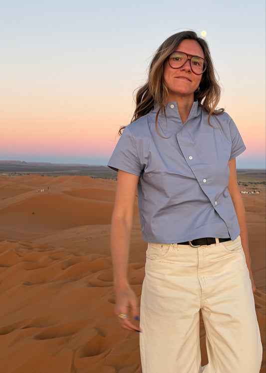 Blusa azul de manga corta ajustada y asimétrica