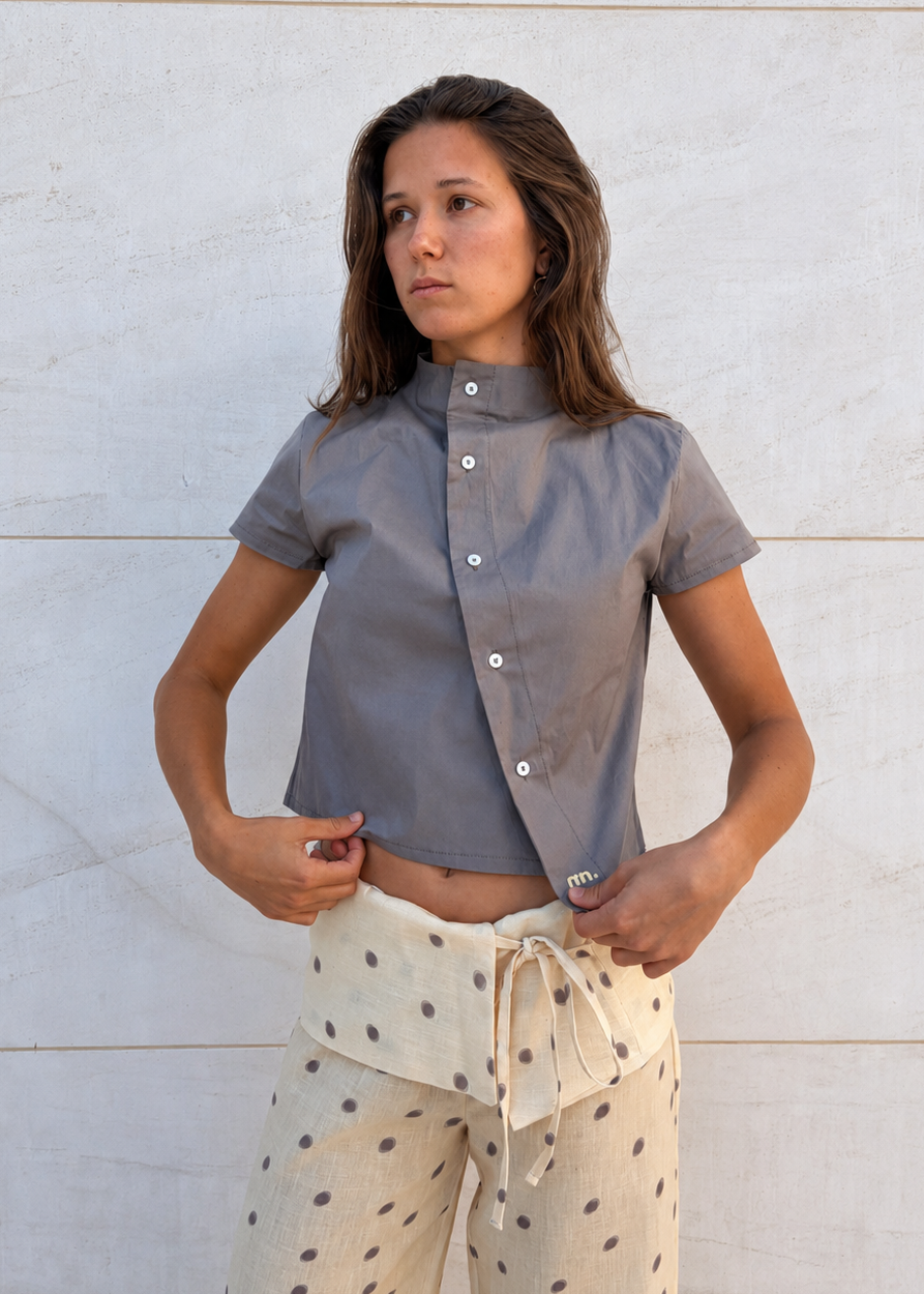 modelo con blusa marrón y pantalones de topos