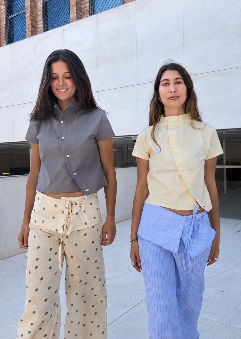Blusa marrón y amarillo mantequilla, ajustada, cuello alto y asimétrica